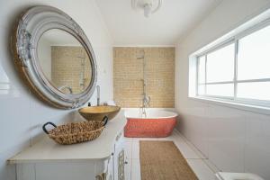 een badkamer met een bad, een wastafel en een spiegel bij SEA VIEW! Uniqe Penthouse 5 BEDROOMS & FREE PARKING in Tel Aviv