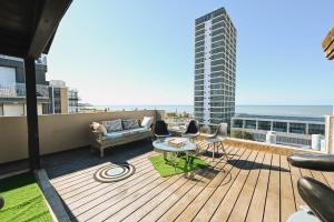 een terras met een bank en stoelen op een balkon bij SEA VIEW! Uniqe Penthouse 5 BEDROOMS & FREE PARKING in Tel Aviv