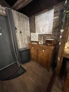 a room with a desk and a picture of a head on the wall at Au Bien-Etre D’Elise - Chambre d’hôte in Fayat