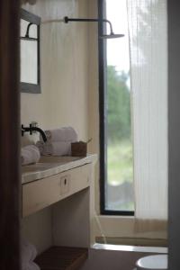 baño con lavabo y ventana en Cabaña El Rey y las golondrinas en Lago Puelo