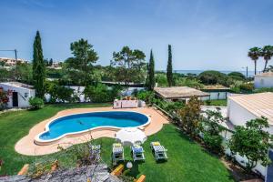 Una vista aérea de una piscina en un patio. en Villa Hideaway by Algarve Villa Holidays, en Galé
