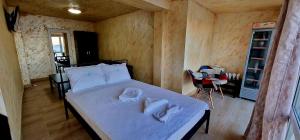 En eller flere senge i et værelse på Lazy Lounge Apartments