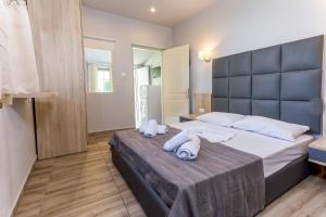 Postel nebo postele na pokoji v ubytování Paradisos Holiday