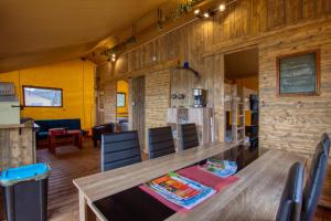 Khu vực ghế ngồi tại Home Sweet Lodge, Glamping Aquitaine +12 ảnh