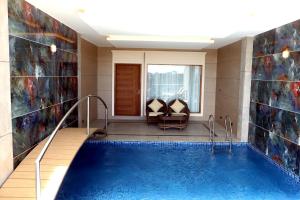 Bazén v ubytování Vibe Munnar Resort & Spa nebo v jeho okolí