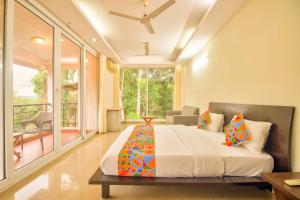 ein Schlafzimmer mit einem Bett und einem Balkon in der Unterkunft Luxury 3BHK Villa with Private Swimming Pool near Candolim in Marmagao