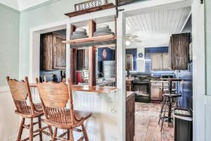 eine Küche mit 2 Stühlen und einer Theke mit Geschirr in der Unterkunft The Landmark St Augustine in St. Augustine