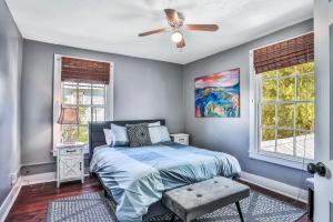 um quarto com uma cama e uma ventoinha de tecto em The Landmark St Augustine em Saint Augustine