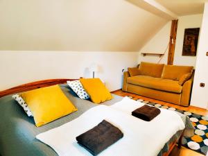 sypialnia z dużym łóżkiem i kanapą w obiekcie Chalupa Nad Lipou - Čičmany, turistika, sauna, krb w mieście Čičmany