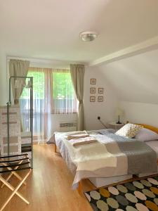 sypialnia z łóżkiem i oknem w obiekcie Chalupa Nad Lipou - Čičmany, turistika, sauna, krb w mieście Čičmany