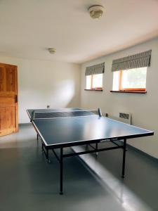 stół do ping ponga na środku pokoju w obiekcie Chalupa Nad Lipou - Čičmany, turistika, sauna, krb w mieście Čičmany