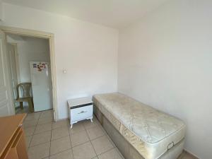 ein Schlafzimmer mit einem Bett in der Ecke eines Zimmers in der Unterkunft MAYA in Muğla
