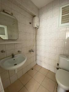 ein Bad mit einem Waschbecken und einem WC in der Unterkunft MAYA in Muğla