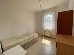 ein kleines Schlafzimmer mit einem Bett und einem Fenster in der Unterkunft MAYA in Muğla