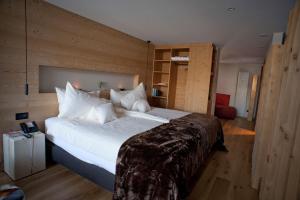 Una cama o camas en una habitación de Eiger Mountain & Soul Resort