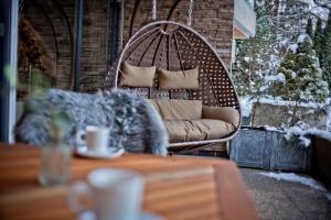 Un lugar para sentarse en Eiger Mountain & Soul Resort