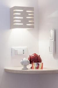 una mensola con un animale di peluche e un interruttore luminoso di Suite Dantè - Typical Apulian Rooms a Cisternino Altre 34 foto