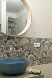 奇斯泰尼諾的住宿－Suite Dantè - Typical Apulian Rooms，浴室设有蓝色碗在柜台和镜子上