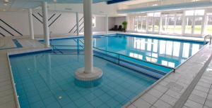 una gran piscina en un edificio en Amelander Kaap appartement 1, en Hollum