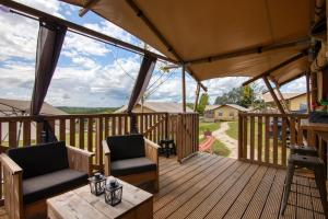 Ban công/sân hiên tại Home Sweet Lodge, Glamping Aquitaine