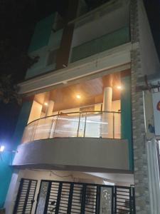 - un bâtiment avec un balcon sur le côté dans l'établissement Hotel Taj Bi Plaza, à Aurangabad