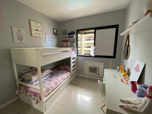 Habitación infantil con litera y escritorio en Ap Barrabella - vista mar, en Río de Janeiro