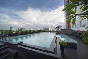 una gran piscina en la parte superior de un edificio en Grand Zuri Cikarang Jababeka, en Cikarang