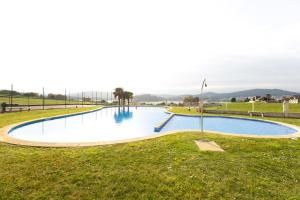 una piscina en un parque con césped en Apartagal-Océano V Barreiros, en Barreiros