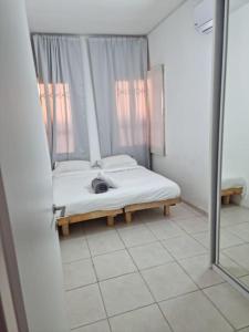 - une chambre avec un lit dans une pièce avec un miroir dans l'établissement Beach front! 2 bedrooms right on the boardwalk, à Tel Aviv