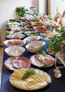 a long table filled with lots of plates of food at Willa Kapitańska i Willa Marynarska in Łeba