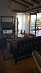 ein Wohnzimmer mit Couch und Flachbildfernseher in der Unterkunft 24 Outeniqua Bluff Outeniqua Strand Glentana x 3 Units in Outeniqua Strand