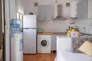 una cucina con frigorifero e lavatrice di Ocean view a Los Caños de Meca