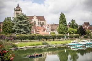 Výhled na řeku, která protéká v blízkosti kempu