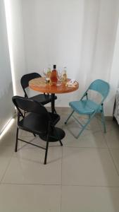 een tafel en twee stoelen met glazen erop bij APARTAESTUDIO EN MANGA CARTAGENA in Cartagena