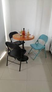 einen Tisch und zwei Stühle sowie einen Tisch und Stühle in der Unterkunft APARTAESTUDIO EN MANGA CARTAGENA in Cartagena de Indias
