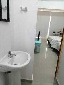 Un baño de APARTAESTUDIO EN MANGA CARTAGENA