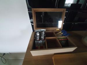 a wooden box with a pair of skis on a table at Apartament Słoneczny Sienkiewicza 3A in Leszno