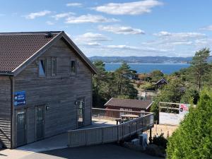 een huis met een terras en uitzicht op het water bij Kristiansand Feriesenter in Kristiansand
