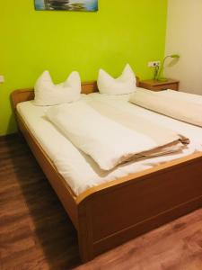 Bett in einem Zimmer mit grüner Wand in der Unterkunft Hotel Discovery in Stuttgart