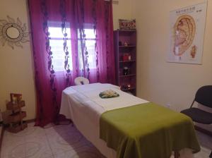 sypialnia z łóżkiem z zielonym kocem i oknem w obiekcie Stunning House in Mirandela ideal for 10 people w mieście Mirandela