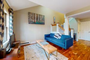 Sugar Hill Delight في وايت ريفر جنكشن: غرفة معيشة مع أريكة زرقاء وتلفزيون