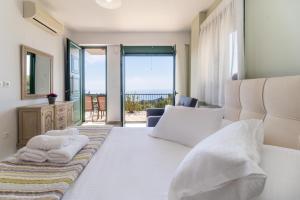 Posteľ alebo postele v izbe v ubytovaní Sapphire Blue Villa