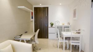Kuchyň nebo kuchyňský kout v ubytování RELOhomes Serviced Apartment