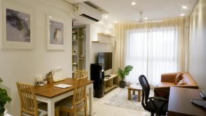 ein Wohnzimmer mit einem Esstisch und einer Küche in der Unterkunft RELOhomes Serviced Apartment in Mumbai