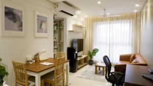 TV a/nebo společenská místnost v ubytování RELOhomes Serviced Apartment
