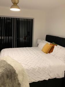 Cama o camas de una habitación en Brand New One Bed Luxury Flat No Parties No Events