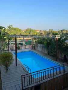 una gran piscina azul en una terraza de madera en NamKhan Riverside en Luang Prabang