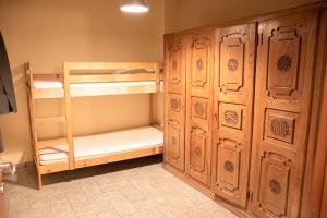 紹澤杜爾克西的住宿－Grand Sauze Apartment-GestingHome，客房设有两张双层床和衣柜。