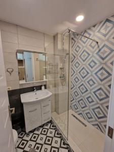 uma casa de banho com um chuveiro, um lavatório e um WC. em New Gudauri, Apartment 244 em Gudauri
