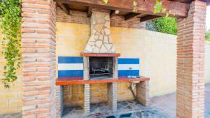 un modelo de horno de pizza en una pared de ladrillo en Casa El Cerro El Borge by Ruralidays en Borge